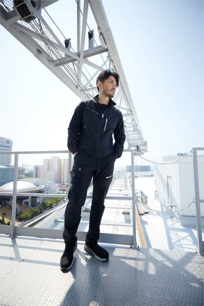 タイトなシルエットが与えるスマートな印象
